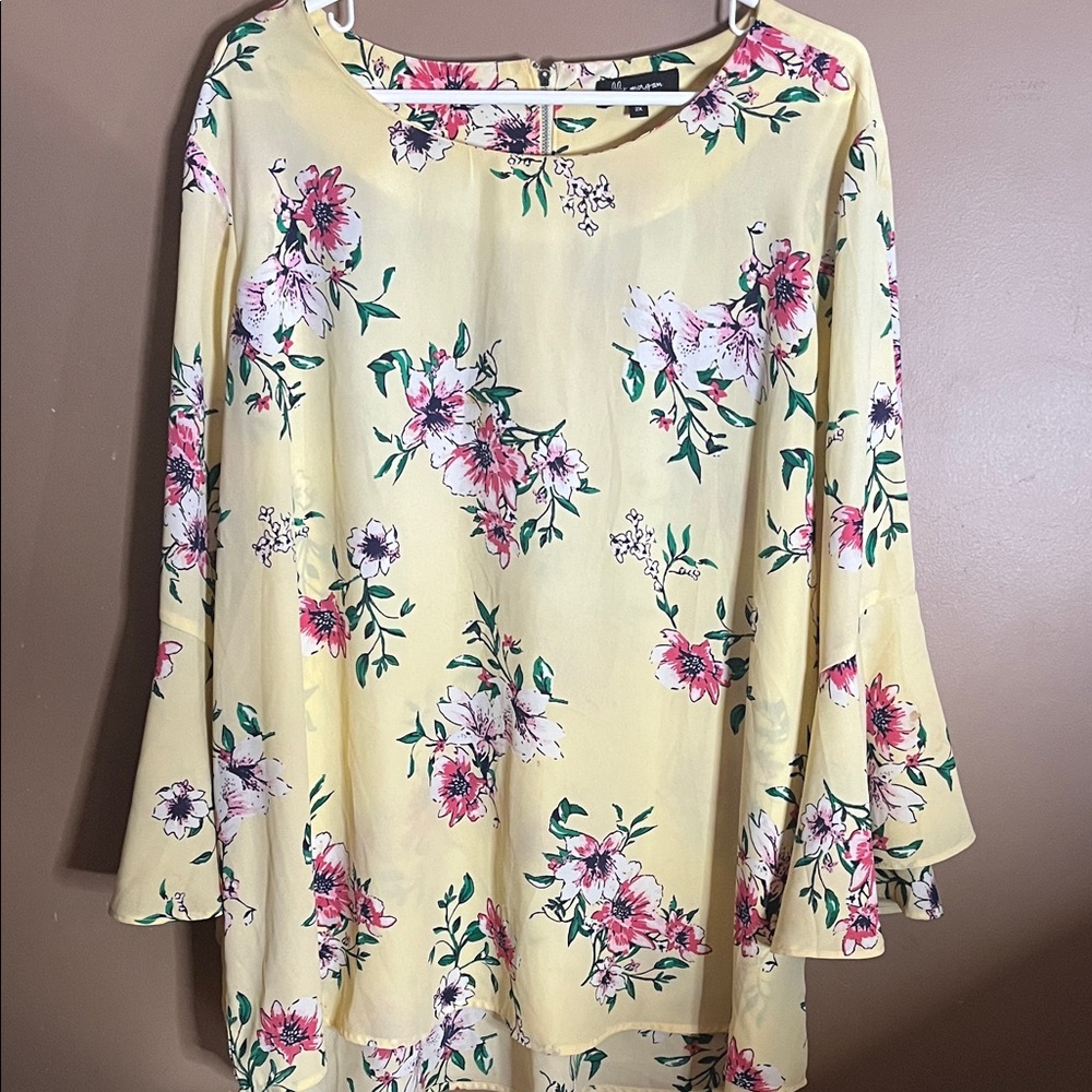 😄Medium yellow floral blouse plus size bell sleeve